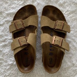 BIRKENSTOCK | ARIZONA SOFT FOOTBED (Tan Sand)